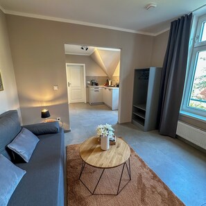 Smart TV - Riverside residence: old building charm, comfort & water views (Oldenburg)