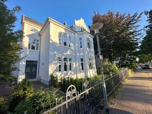 Exterior - Riverside residence: old building charm, comfort & water views (Oldenburg)