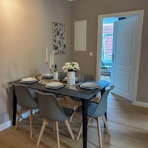 Dining - Riverside residence: old building charm, comfort & water views (Oldenburg)