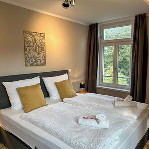 Travel cot, free WiFi, bed sheets - Riverside residence: old building charm, comfort & water views (Oldenburg)