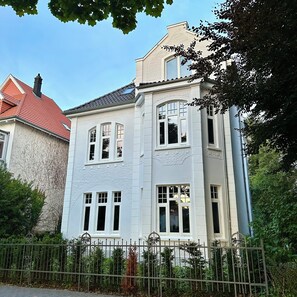 Exterior - Riverside residence: old building charm, comfort & water views (Oldenburg)