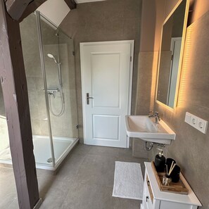 Hair dryer, towels, soap, toilet paper - Riverside residence: old building charm, comfort & water views (Oldenburg)