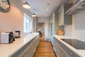 Fridge, microwave, oven, stovetop - Middle Cottage, Sandwich (Sandwich)