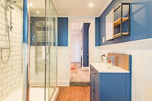 Shower, hair dryer - Middle Cottage, Sandwich (Sandwich)