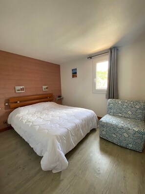 2 bedrooms, iron/ironing board - V0782 - Air-conditioned villa sleeps 6 in secure residence with parking. (VIAS)