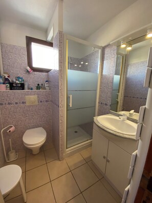 Shower, hair dryer - V0782 - Air-conditioned villa sleeps 6 in secure residence with parking. (VIAS)