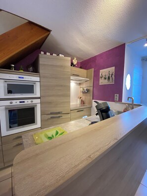 Fridge, microwave, oven, stovetop - V0782 - Air-conditioned villa sleeps 6 in secure residence with parking. (VIAS)