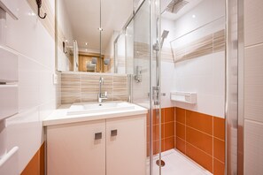 Ilmaiset hygieniatuotteet, hiustenkuivaaja, pyyhkeet
