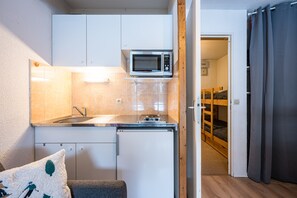 Fridge, microwave, coffee/tea maker, toaster - Le Cocon des Pistes - Station à 10 minutes (Les Contamines-Montjoie)