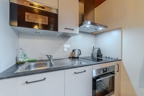 Kühlschrank, Mikrowelle, Ofen, Geschirrspüler