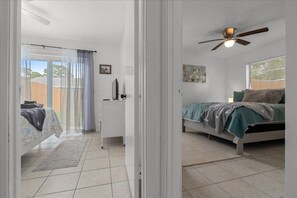 Tabla de planchar con plancha, wifi y ropa de cama 