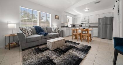 Manatee+Scallop Basecamp - 3BR, Full Kitchen Retreat