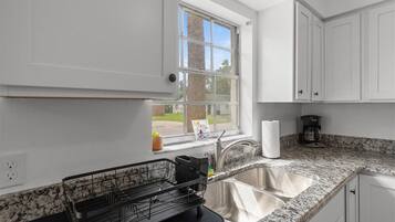 Microondas, horno, placa de cocina