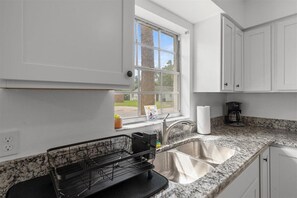 Microondas, horno, placa de cocina