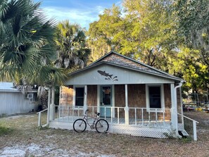 Exterior - The Jumping Mullet in charming Crystal River, walk to bars, restaurants & bay (Crystal River)