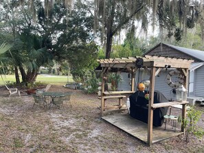 Outdoor dining - The Jumping Mullet in charming Crystal River, walk to bars, restaurants & bay (Crystal River)