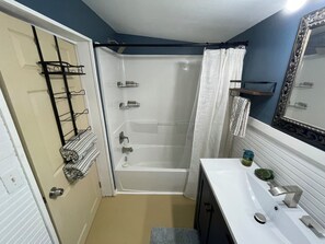 Towels, soap, toilet paper - The Jumping Mullet in charming Crystal River, walk to bars, restaurants & bay (Crystal River)
