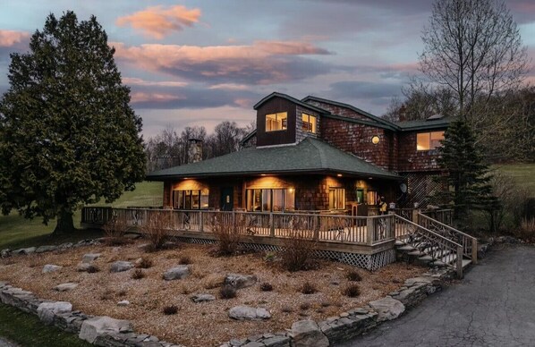 Exterior - Centrally Located Five Bedroom House! Steps from Golf, Restaurant, and Bar! (Roscoe)