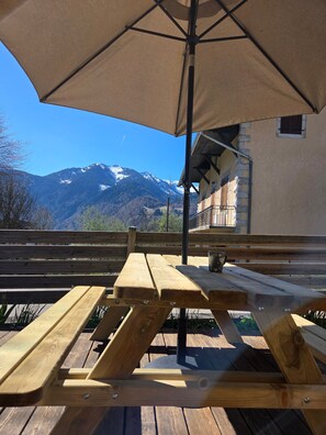 Outdoor dining - Samoëns – Apartment for 6 with Terrace, Garden & Panoramic Views (Samoëns)