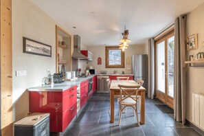 Fridge, microwave, oven, stovetop - Samoëns – Apartment for 6 with Terrace, Garden & Panoramic Views (Samoëns)