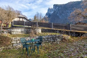 Outdoor dining - Samoëns – Apartment for 6 with Terrace, Garden & Panoramic Views (Samoëns)