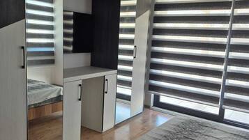 Cortinas blackout, tabla de planchar con plancha y wifi gratis
