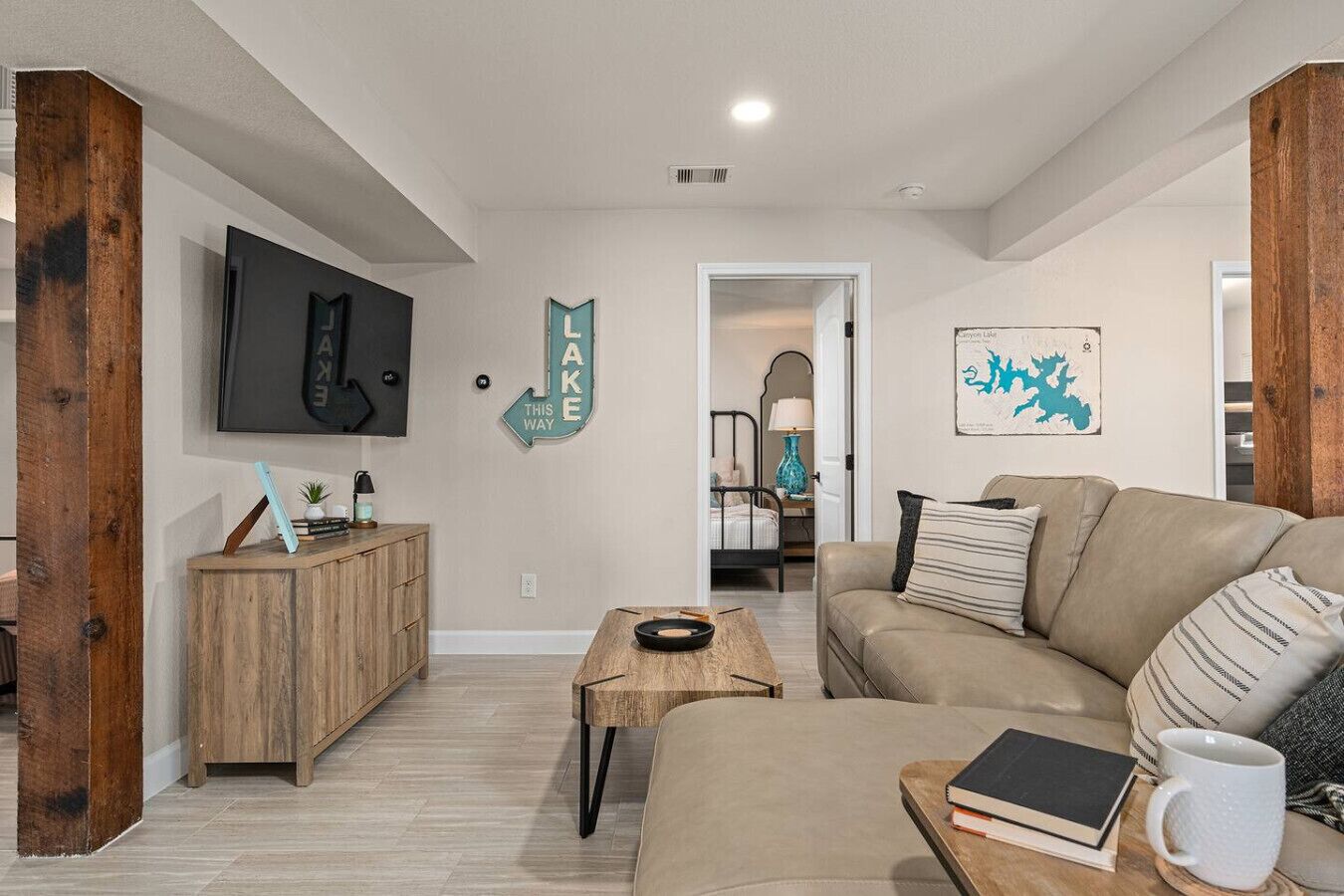 Työpöytä, silitysrauta/-lauta, vauvan matkasänky, Wi-Fi