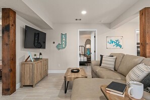 مكتب ومكواة/لوح كي وسرير سفر وواي فاي