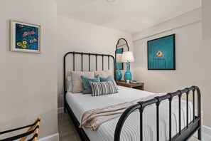 3 slaapkamers, een bureau, een strijkplank/strijkijzer, reisbedje