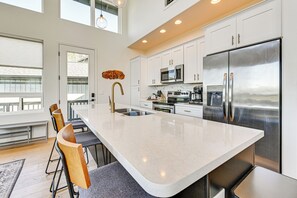 Fridge, microwave, oven, stovetop - Luxury Home with Mountain Views + Hot Tub (Pine)