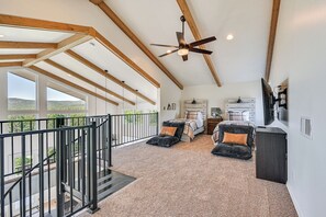 3 bedrooms, desk, iron/ironing board, free WiFi - Luxury Home with Mountain Views + Hot Tub (Pine)