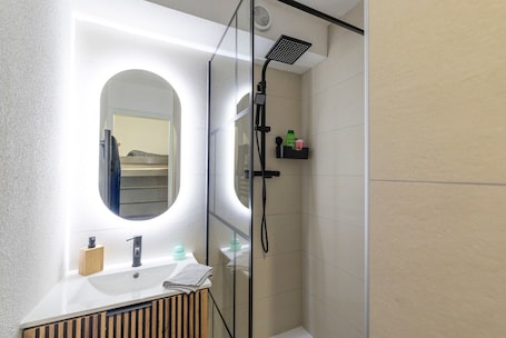 Shower, hair dryer. Cosy Apartment in Morillon
