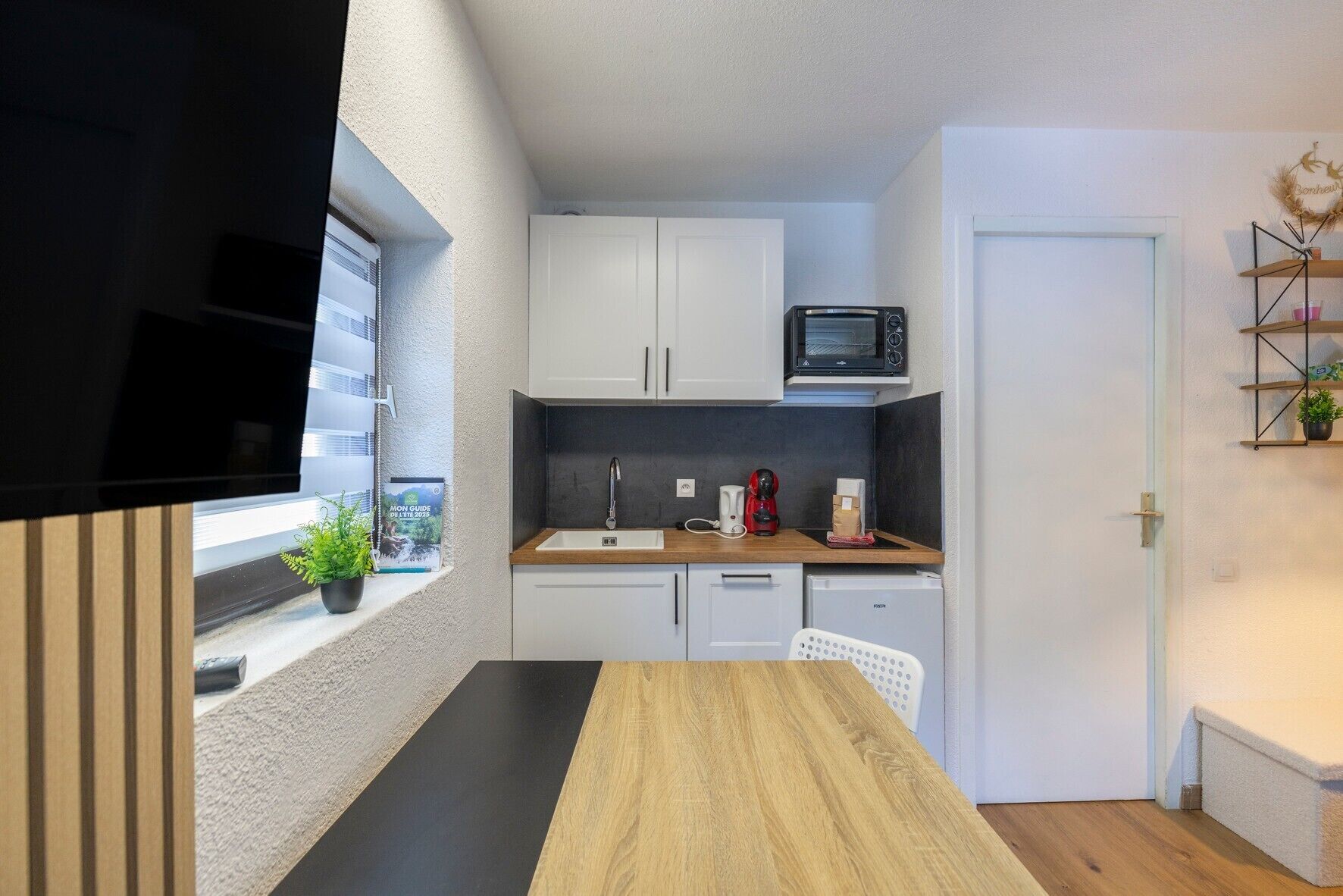 Refrigerador, horno, parrilla de estufa y cafetera y tetera 