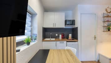 Refrigerador, horno, parrilla de estufa y cafetera y tetera