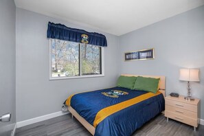 Tabla de planchar con plancha, wifi, ropa de cama