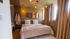 A bedroom with a bed, a mirror, and a window. - L'Écrin des Alpes - Romantic Suite with Jacuzzi - Centre Saint-Étienne (Saint-Étienne)