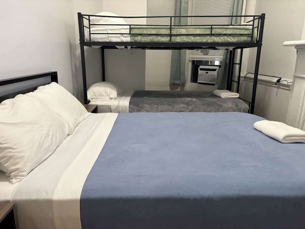 2 slaapkamers, een strijkplank/strijkijzer, reisbedje, gratis wifi