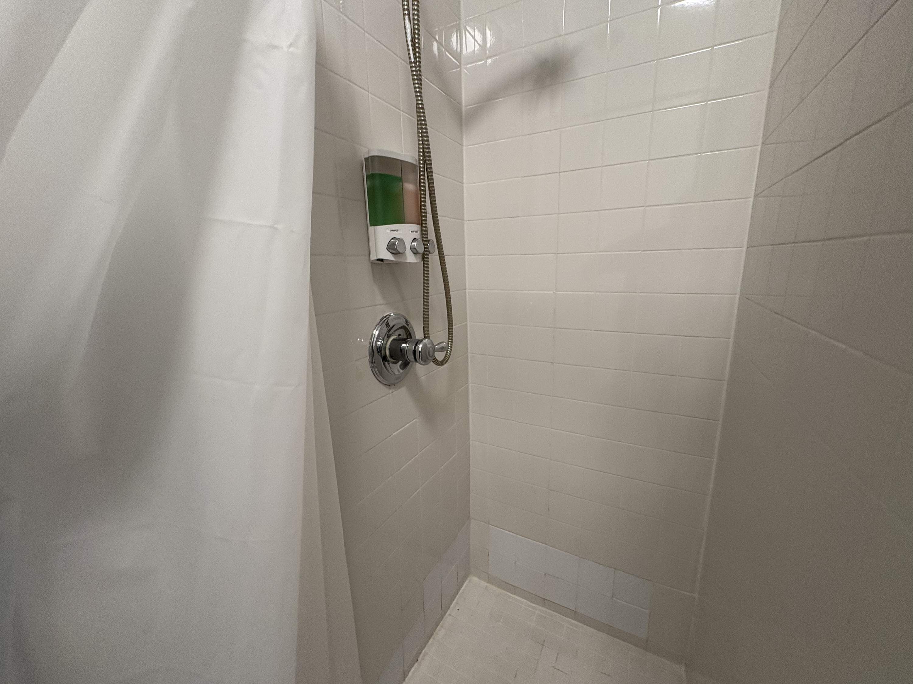 Douche, sèche-cheveux, serviettes fournies