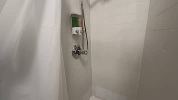 Douche, sĂšche-cheveux, serviettes fournies