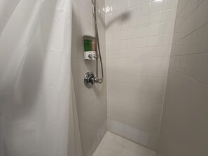 シャワー、ヘアドライヤー、タオル