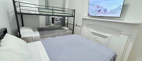 Travel cot, free WiFi, bed sheets