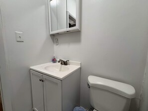 Shower, hair dryer, towels - 2BR/2BA w/ 4 Beds near Times Square (New York)