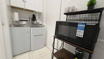 Frigorifero, microonde, forno, piano cottura