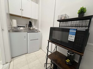 Frigorifero, microonde, forno, piano cottura