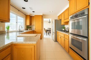 冰箱、微波炉、烤箱、炉灶