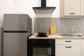 ثلاجة، ميكروويف، فرن، موقد طهي مسطح