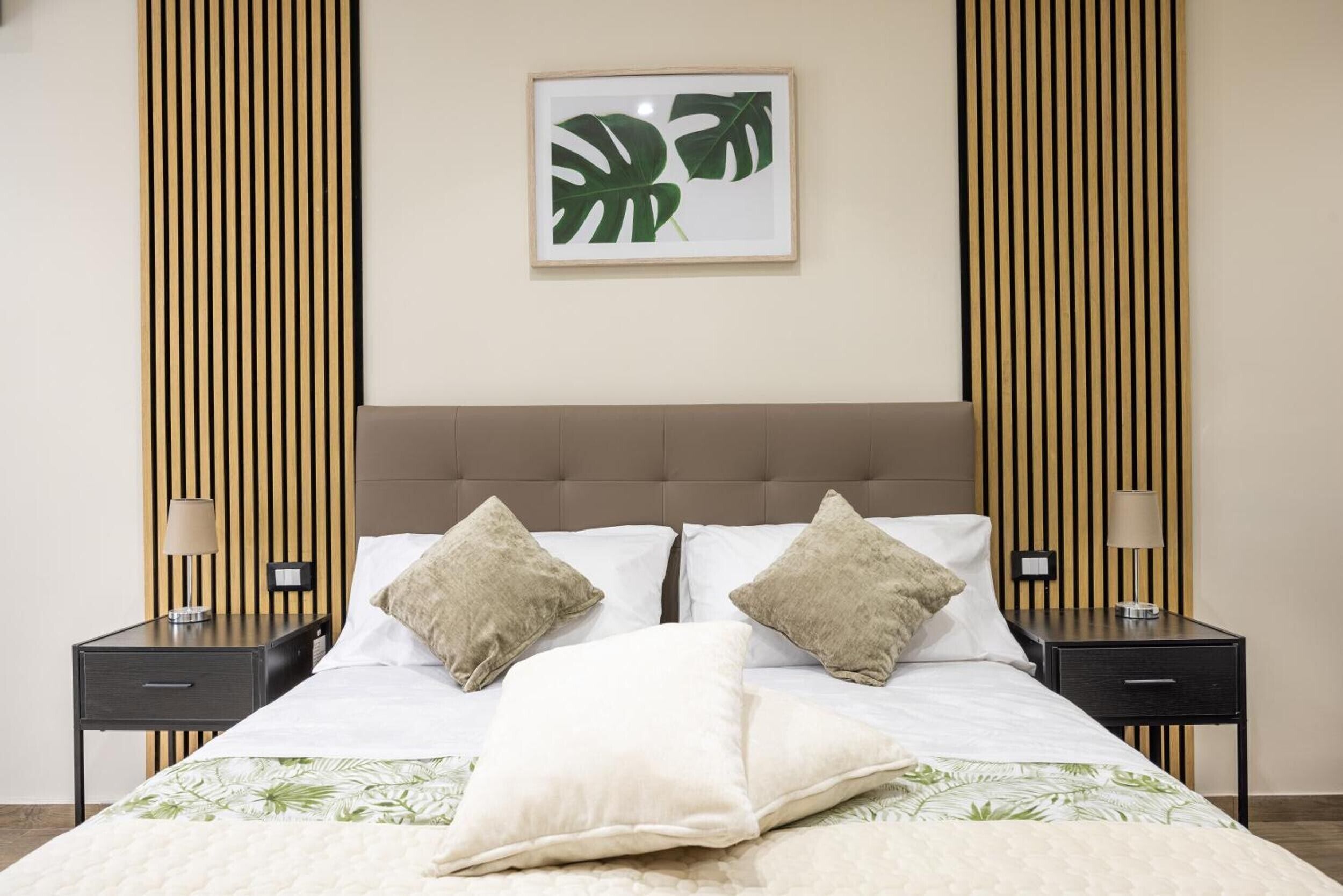 Tabla de planchar con plancha, wifi y ropa de cama 