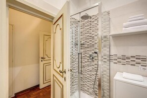 Douche, serviettes fournies, savon, papier toilette