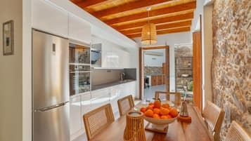 Kylskåp, mikrovågsugn, ugn och spishäll