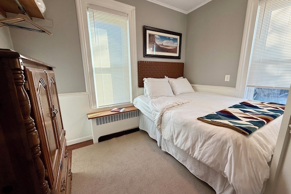 Bedroom w/ queen bed